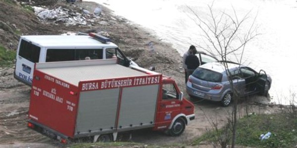 Kestirme yolu kullanmak isteyince derenin ortasında mahsur kaldılar