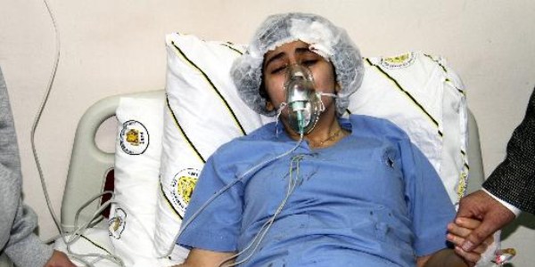 Hasta yakınları hemşireyi saçından çekip yerde sürükledi!