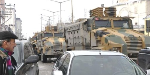 Yüksekova'da zırhlı araç konvoyu