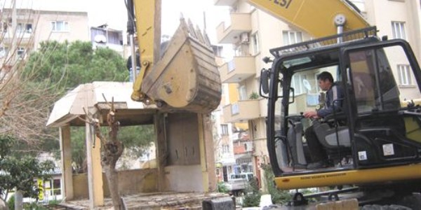 Eski muhtarlık binası yıkıldı, yeri park alanı olacak