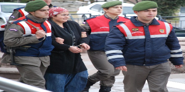 Eşini öldürdüğü iddia edilen kadın adliyeye sevk edildi