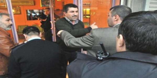 Taş atarak vitrin camını kırdığı kuyumcuyu soydu