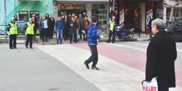 Polise aldırmadan kırmızıda geçtiler