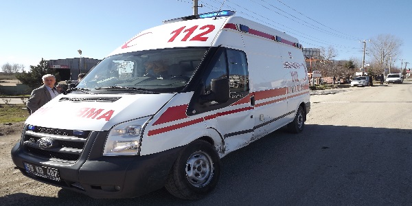 Hasta taşıyan ambulans kaza yaptı