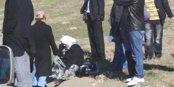 Otomobilin çarptığı minibüsteki kadın yolcu yaralandı
