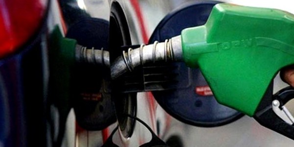 Benzine yılın ilk zammı