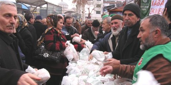 Mevlid Kandili dolayısıyla Somuncu Baba ekmeği dağıtıldı