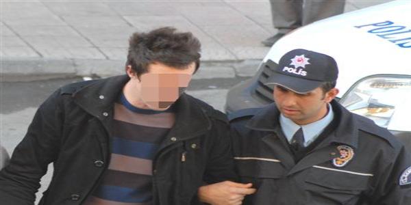 Kız arkadaşının cüzdanını çaldı