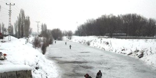 Donan nehirde rencilerin tehlikeli oyunu