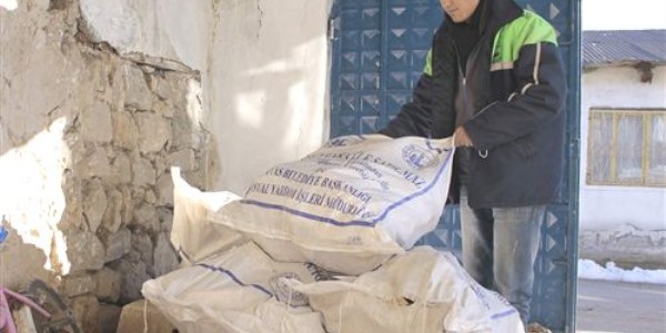 Hayat Ağacı Derneği'nden yakacak odun yardımı