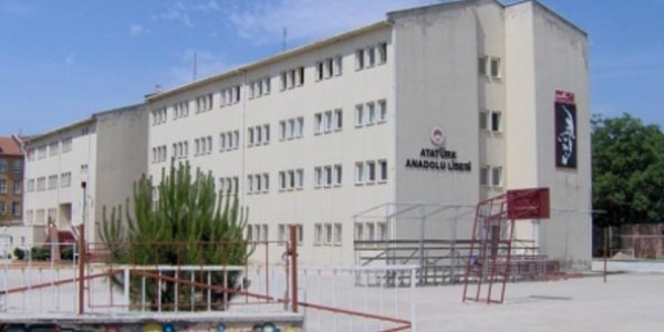 Okulu bırakmak istemeyen öğrenci babasını bıçakladı