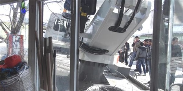 Freni boşalan sepet aracı iş yerine girdi