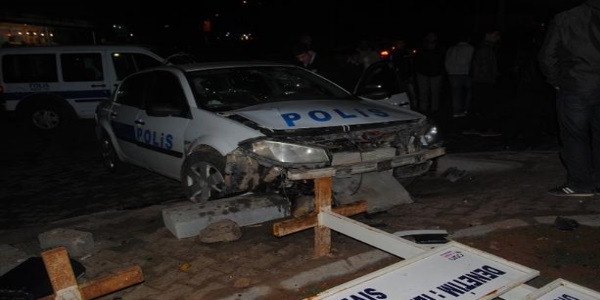 Polis aracı kaza yaptı: 2 yaralı
