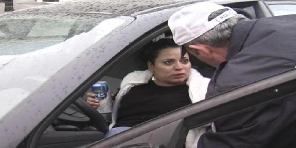 Alkollü araç kullanırken yakalandı, polisin yanında da içti