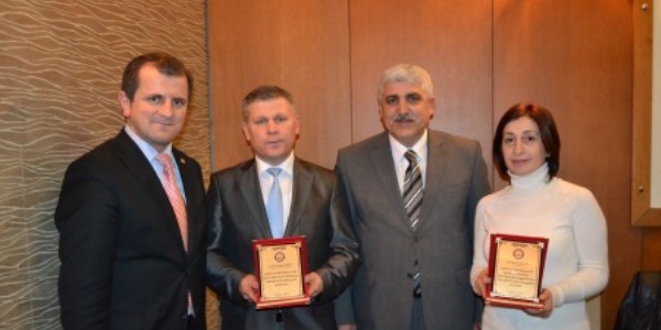 Kaymakam, tayini çıkan öğretmenlere plaket verdi