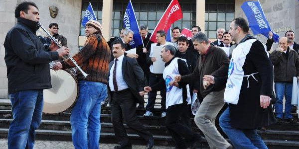Dinçer'in görevden alınmasını davullu zurnayla kutladılar/ Video