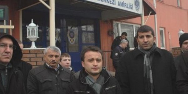 Zayıf not alan öğrenci babasıyla birlikte öğretmeni dövdü/ Video