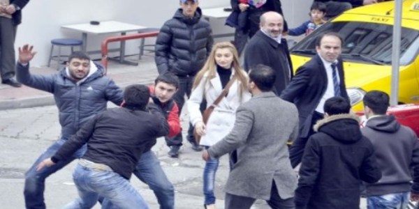 Adliye önünde tekmeli tokatlı kavga