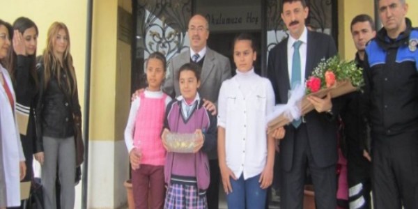 Polisler, öğrencileri yalnız bırakmadı
