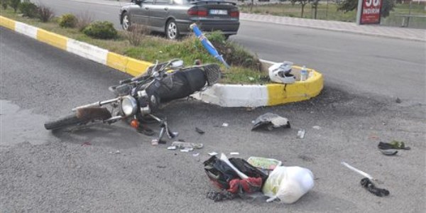 Otomobil ile motosiklet çarpıştı: 2 yaralı