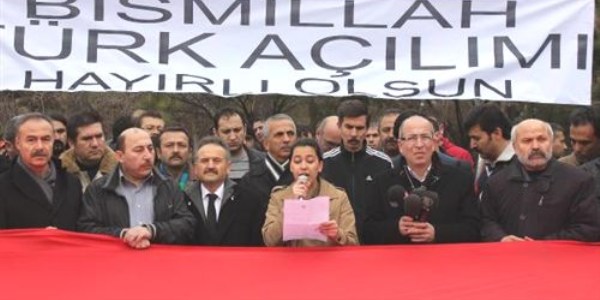 Türk Eğitim-Sen şube başkanından ağaçta basın açıklaması