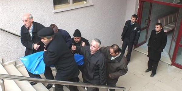 6 yaşındaki çocuk av tüfeği ile oynarken ağabeyini öldürdü, babasını yaraladı