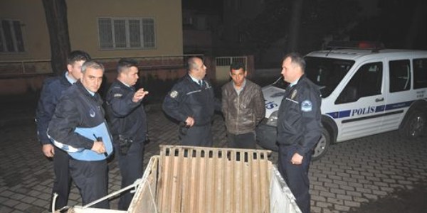 Rögar kapağını çalmak isterken polise takıldılar