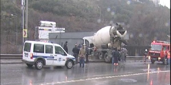 Maslak beton mikseri trafo binasına çarptı