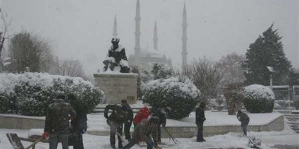 Edirne'de kar yağışı hayatı olumsuz etkiliyor