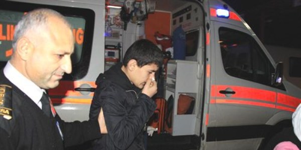 Virajı alamayan otomobil köprü korkuluğuna saplandı: 6 yaralı