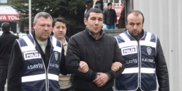 Hırsız zanlısından basın mensuplarına öpücük
