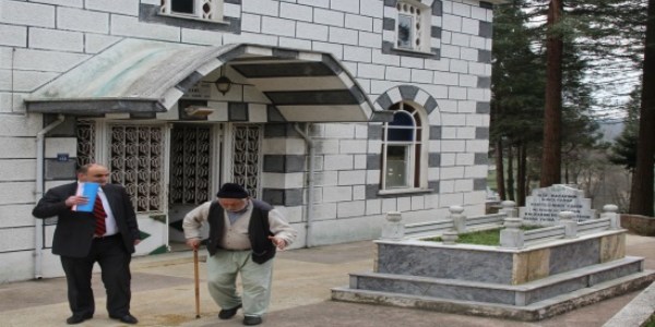 Caminin kapısındaki mezarın sırrı