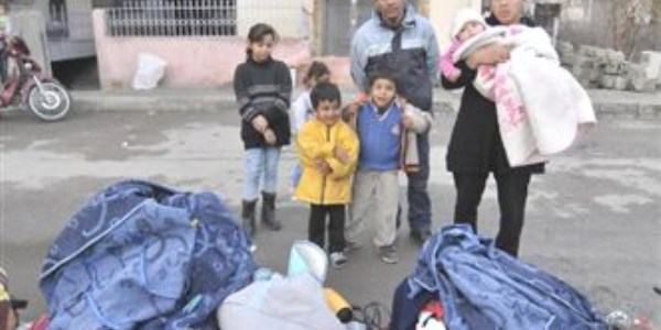 Evleri yanan 6 nüfuslu aile sokakta kaldı
