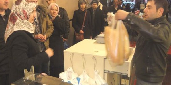 Ucuz ekmek kuyruğu