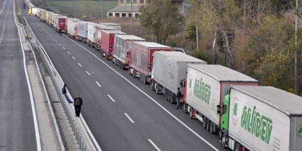 Kapıkule'de 9 km'lik tır kuyruğu
