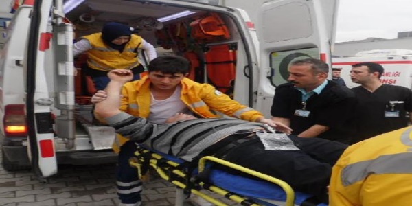 Tüfekle köpeği vurmak isterken kendini yaraladı