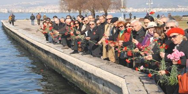 Lozan mübadilleri için denize karanfil