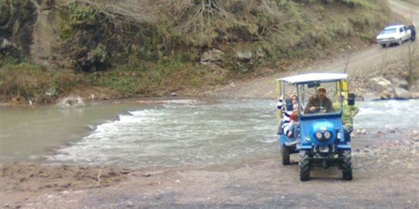 Hastaneye ulaşabilmek için 50 yerine 100 km yol gitmek zorundalar