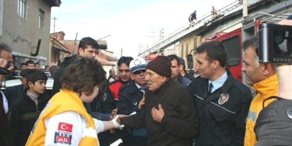 Yanan evini terk etmek istemedi