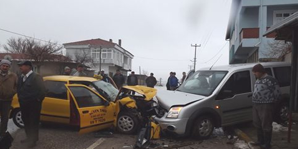 Hatalı sollama sonucu kaza, 2 si ağır 5 yaralı