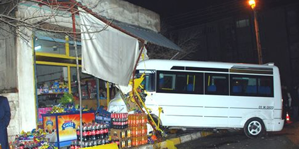 Otomobil eve, minibüs markete daldı