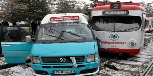 Tramvay yolcu minibüsüne çarptı : 25 yaralı