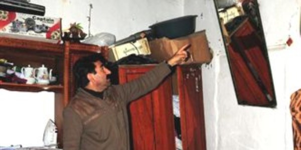 Ağır hasarlı evde yaşıyan aile yardım istiyor