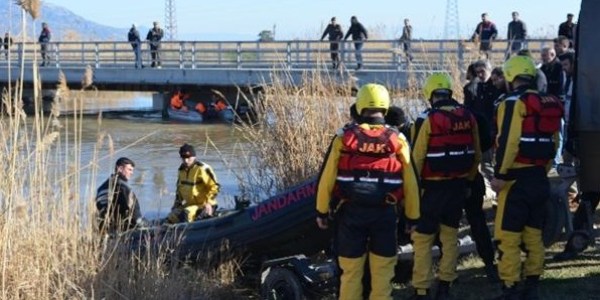 Nehre düşen araç mıknatısla aranıyor