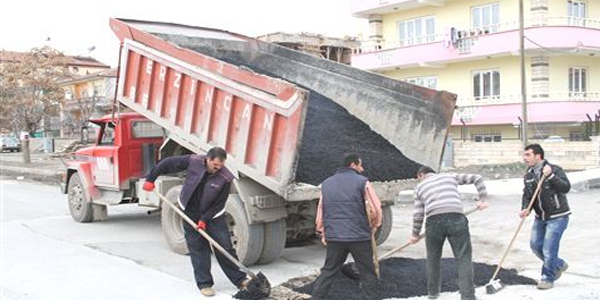 Erzincan belediyesi souk asfalt malzemesi ile yollar onaryor