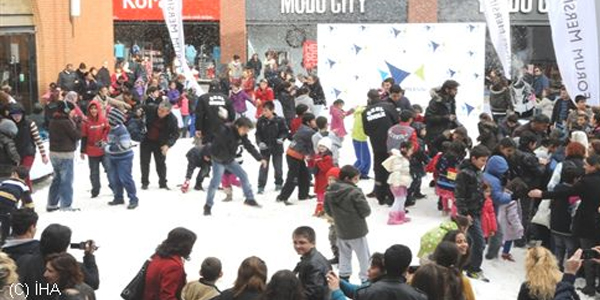 Mersin'de yaplan ilk kar festivali renkli balad