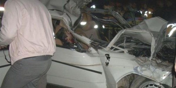 Otomobil traktöre arkadan çarptı: 2 ölü