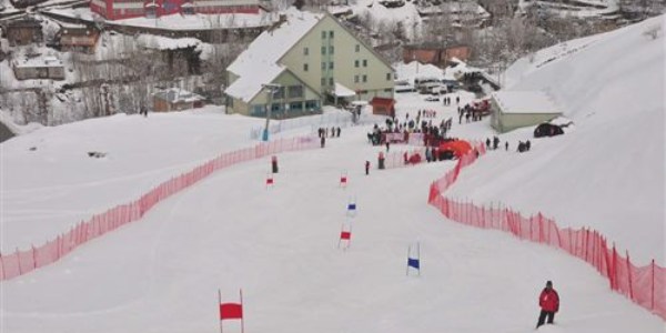 Bitlis'te Alp Disiplini ve Koulu Kayak Yarmas