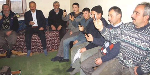 Köyün gençleri, kız arkadaşlarıyla konuşmak için şebeke istiyor