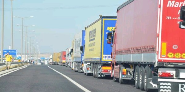 Kapıkule'de 5 kilometre tır kuyruğu